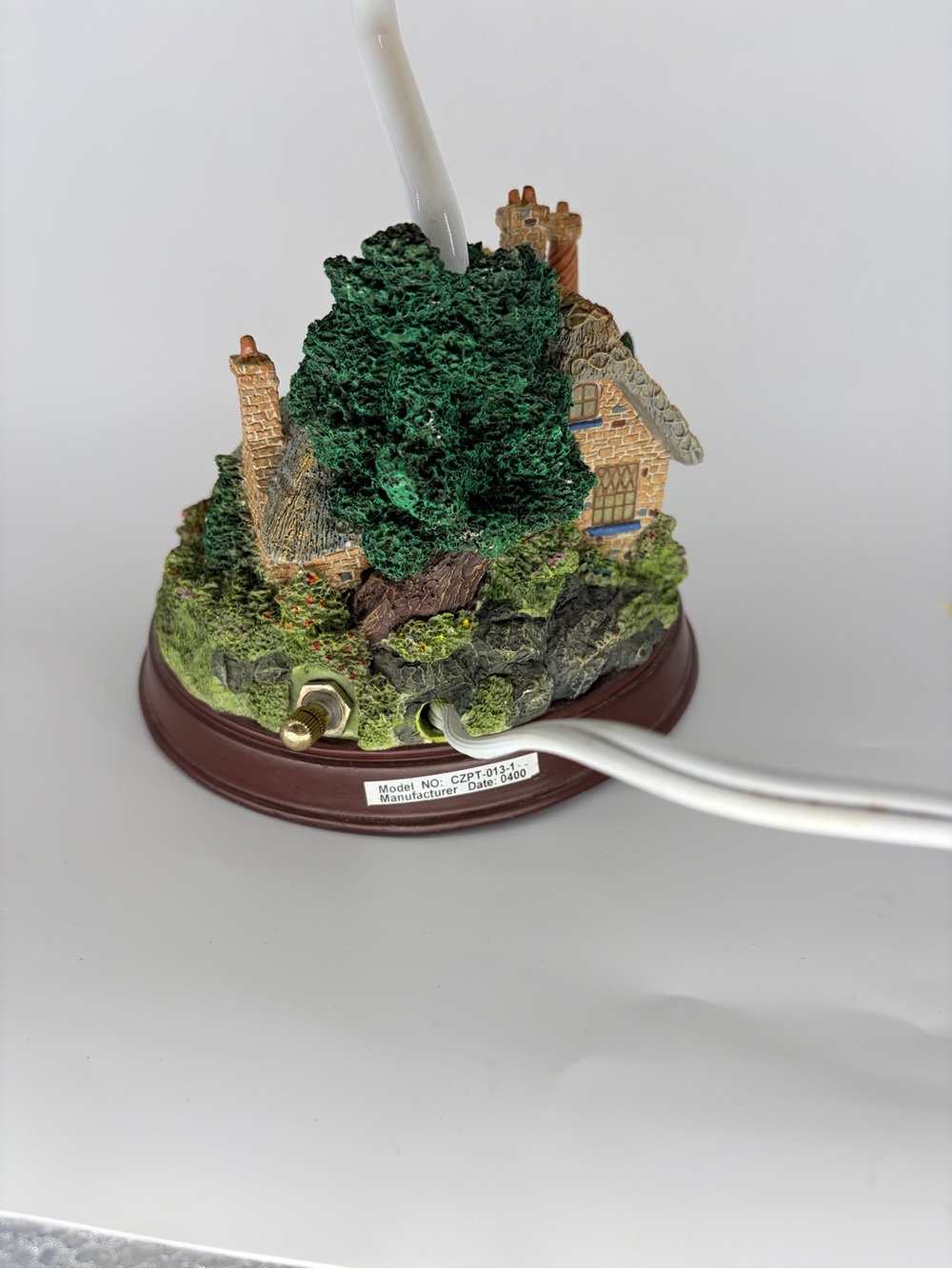 Thomas Kinkade Everett’s Cottage Accent Table Lamp - with Shade - Picture 6 of 13